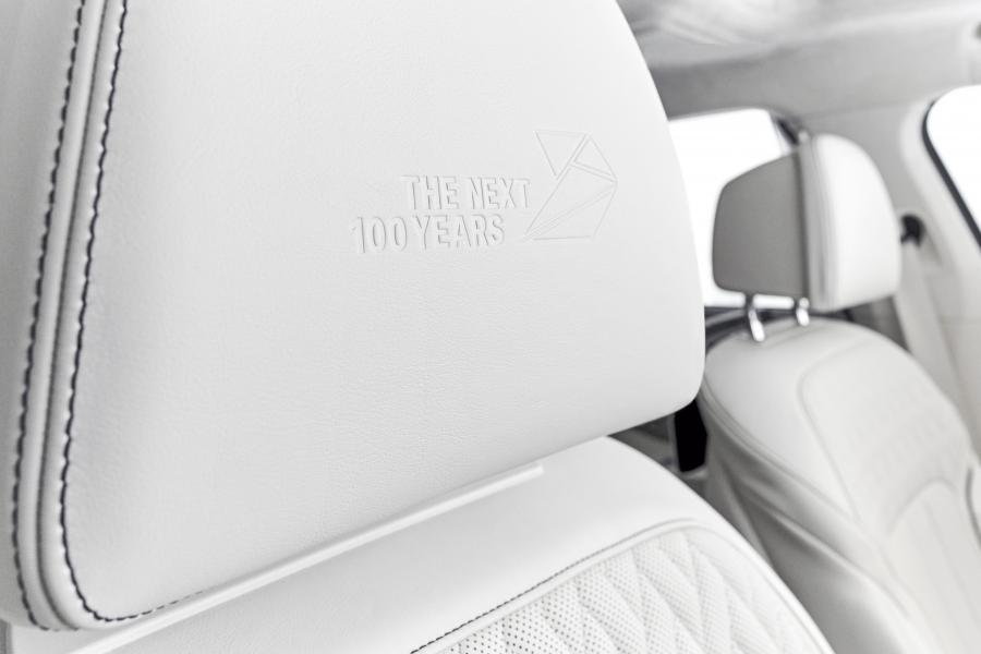 Детали интерьера BMW 760Li xDrive V12 THE NEXT 100 YEARS (G12) 2016 года  (фото 9 из 16)